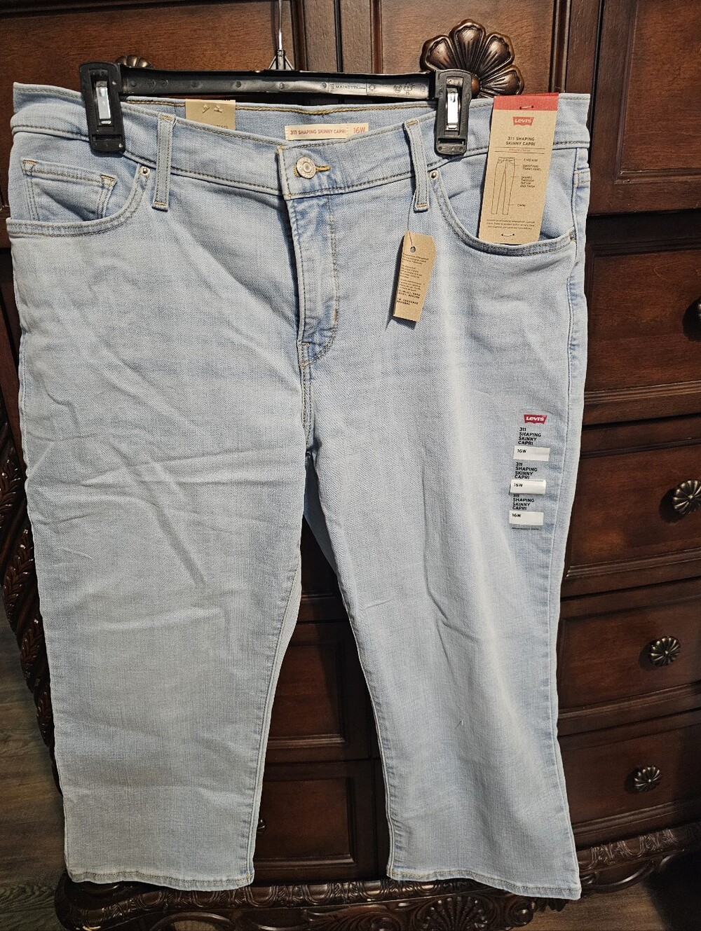New Levi's Women's Light Wash Cropped-Leg Capris Jeans 16W